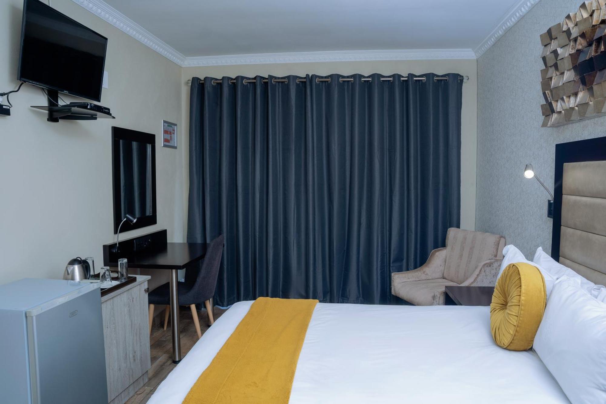 Q'S Boutique Stay Standerton Экстерьер фото